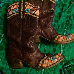 Beautiful embroidered Old Gringo leather cowboy boots!
